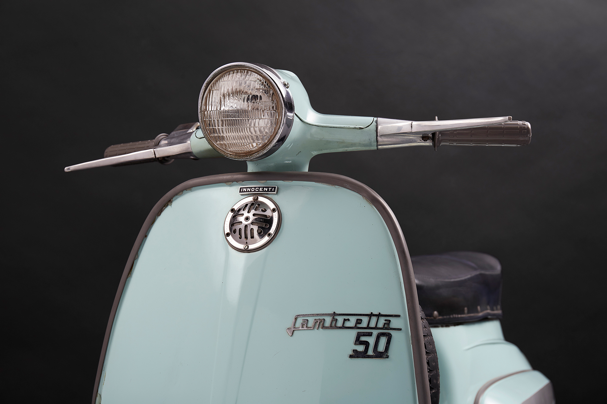 skuter Lambretta na czarnym tle